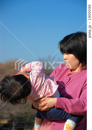 のけ反る抱っこの写真素材 のけ反る抱っこの写真素材
