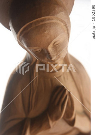 木彫りのマリア像 1902299