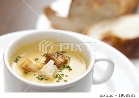 コーンポタージュスープとパン 1903935