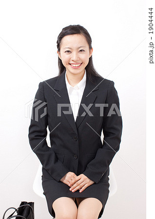 面接を受ける女性 面接を受ける女性 1904444