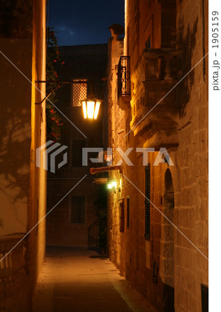 マルタの静かな路地裏の夜景 1905159