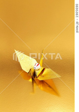 金の鶴の背に乗って飛躍するウサギ 1905690