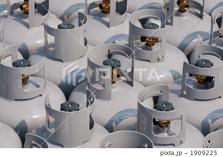 集積場のプロパンガスボンベ 1909225