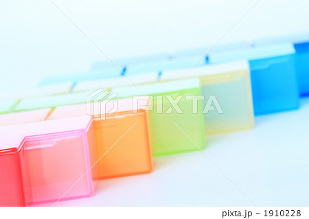 整列したカラフルケース*1 1910228