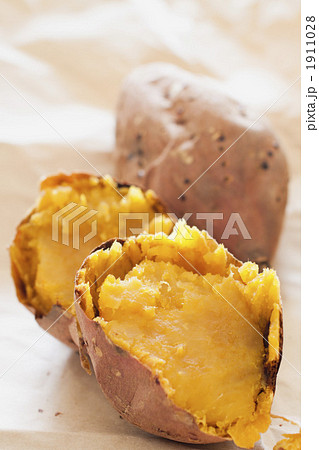 安納芋で焼き芋の写真素材
