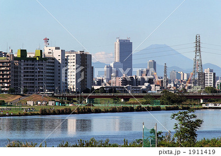 西新井橋近くの河川敷から池袋サンシャイン方面及び富士山を臨む  1911419