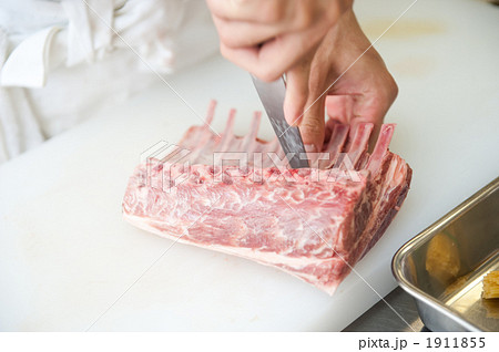 ラム肉を解体する 1911855