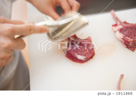 ラム肉をたたく 1911866