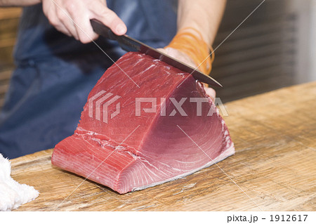鮪を捌く 1912617