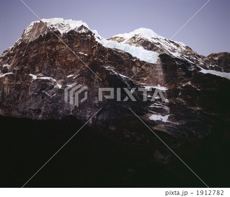 夜が明け始めた タグナンよりクスムカングル(6367m)東壁を望む 夜が明け始めた タグナンよりクスムカングル(6367m)東壁を望む 1912782