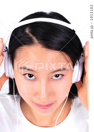 ヘッドフォンで音楽を聴く女性 ヘッドフォンで音楽を聴く女性 1913102