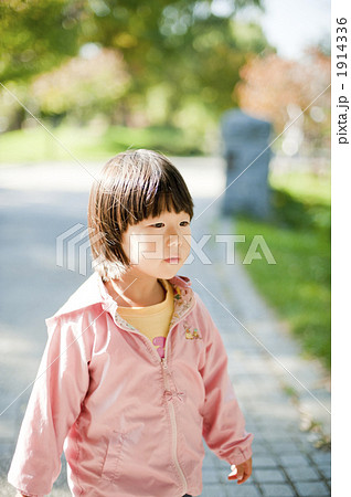 散歩する女の子 1914336