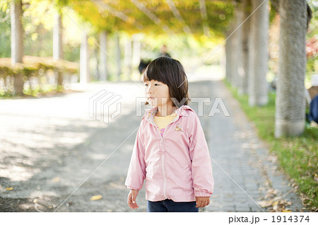 散歩する女の子 1914374