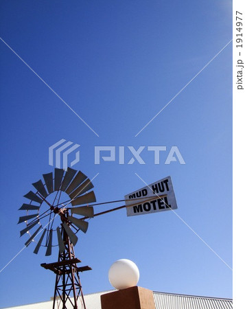 揚水風車 看板 風車の写真素材