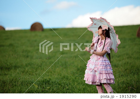 横向く女性 1915290