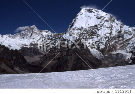 メララ付近よりチャムラン(7319m)、奥にマカルー(8463m) ネパール メララ付近よりチャムラン(7319m)、奥にマカルー(8463m) ネパール 1915911