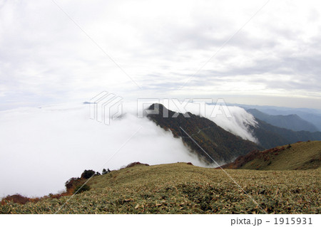 雲海に飲み込まれる西黒森 1915931