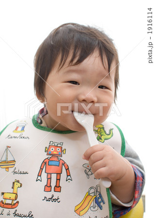 男の子とスプーン 1916114