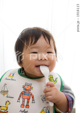 食事中の笑顔の男の子 1916115