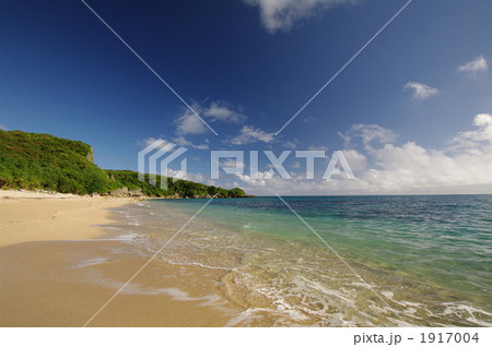 沖縄県浜比嘉島の海 1917004