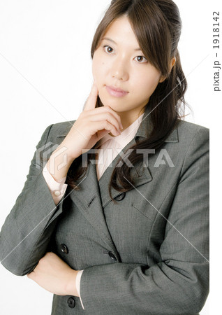 腕組みする女性社員 1918142