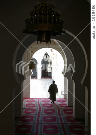 モスクを歩く男性の後ろ姿 1919486