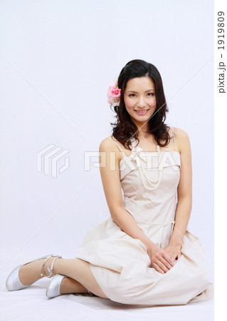 座るドレスの女性の写真素材