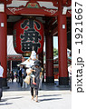 浅草寺に家族で参拝 1921667