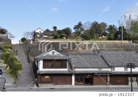 杵築の名所「酢屋の坂」の下にある『綾部味噌醸造元』は城下町杵築を代表する商家 1922327