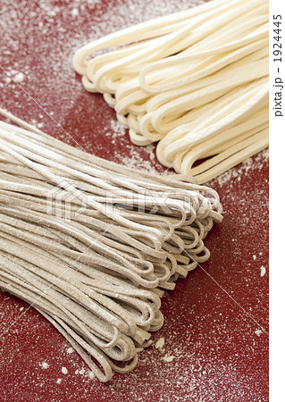 ソバとうどんの生麺 1924445