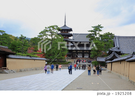 法隆寺と観光客 1925208