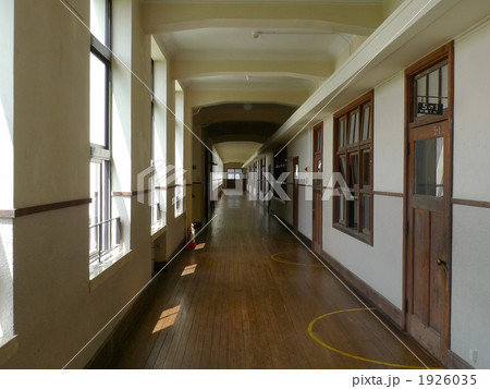 豊郷小学校の廊下 豊郷小学校の廊下 1926035