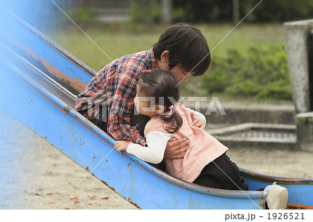 滑り台で妹を抱き起こすお兄ちゃん 滑り台で妹を抱き起こすお兄ちゃん 1926521
