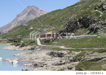 スイス レーテッシュ鉄道 ラーゴビアンコ横のベルニナ線の写真素材