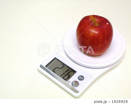 キッチンスケールに乗せたりんご キッチンスケールに乗せたりんご 1926929