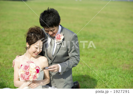 デジカメを見る新郎新婦 1927291