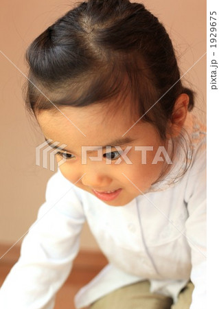 何かを見る少女 1929675