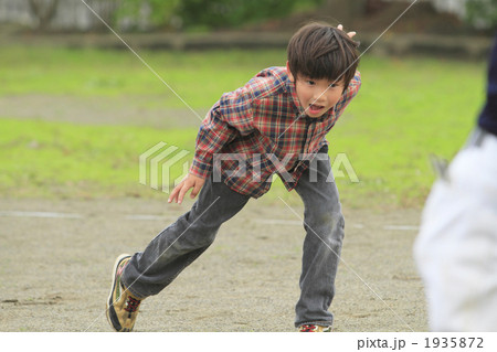 サッカーする子供 サッカーする子供 1935872