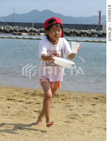 水辺を走る女の子の写真素材