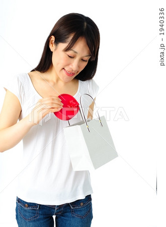 ショッピングバックと女性 1940336