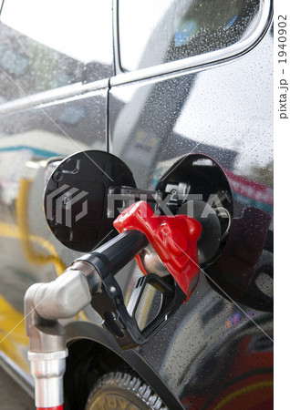 ガソリンスタンドで給油 1940902