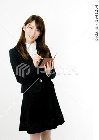 メモを取る女性社員 1941204