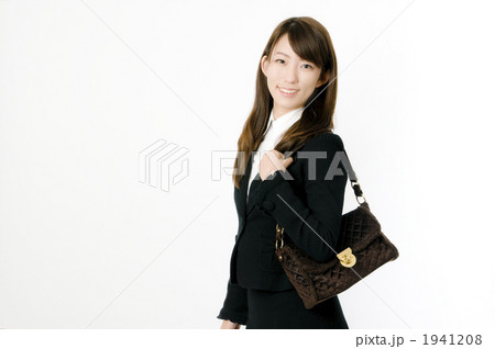 鞄を持つ女性社員 1941208