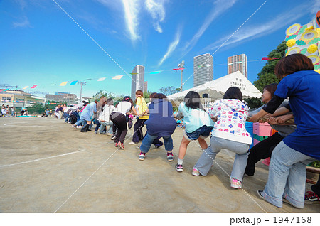 運動会で綱引き 1947168