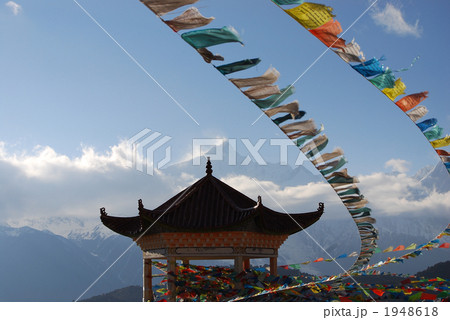 中国チベット シャングリラの梅里雪山 チベット仏教寺の背景 中国チベット シャングリラの梅里雪山 チベット仏教寺の背景 1948618