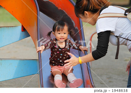 滑り台を降りて来た1歳の女の子 滑り台を降りて来た1歳の女の子 1948638