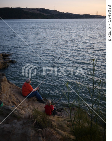 釣りをする親子 1949023