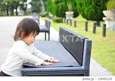 公園のベンチと女の子 1949120