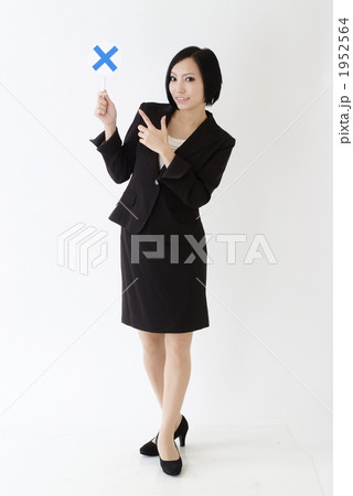 不正解札をもつビジネススーツ姿の女性 1952564