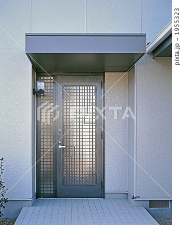 シンプル玄関ポーチ親子ドアの写真素材